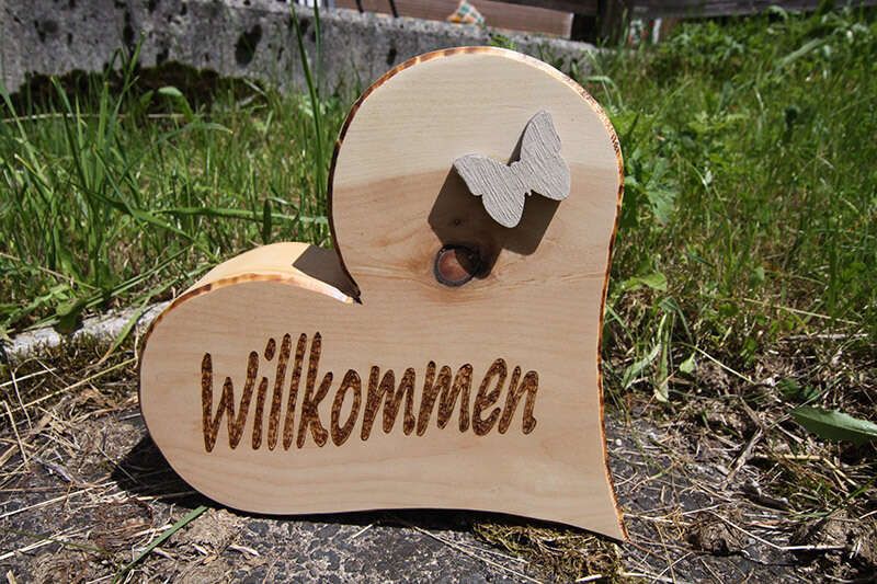 Holzherz mit Willkommen