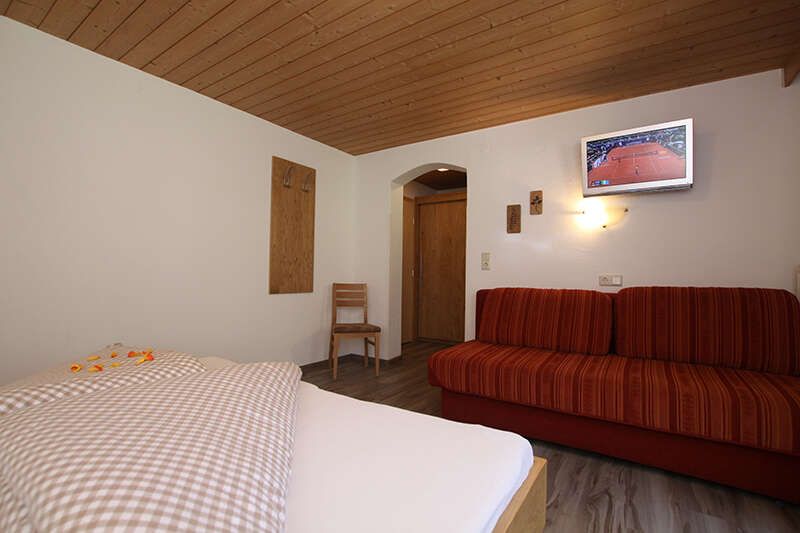 Appartement mit Doppelbett und Couch im Haus Bergheim 